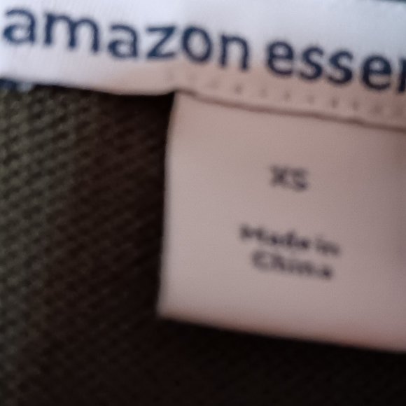 Amazon Essentials Women's Classic-Fit Lightweight Long-Sleeve Turtleneck Sweater - Picture 2 of 13